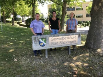 Schulleiter Herr Schopp, Frau Katalin Lehmann und Herrn Peter Herrmann von der Regionalstelle des ZSL-Freiburg