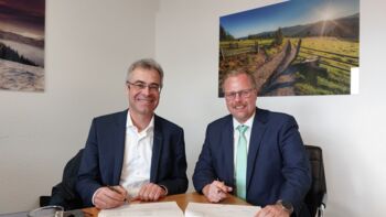 Martin Müller und Raphael Schopp unterschreiben die Ziel-Leistungsvereinbarung