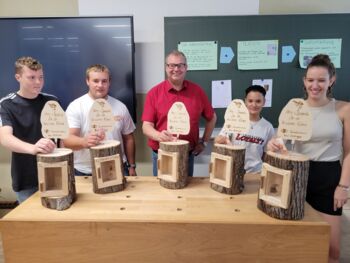 Die Einjährige Berufsfachschule für Holztechnik (1BFZ) der Gewerbeschule Bad Säckingen hat im Rahmen des Jahresprojektes fünf Spendenkassen aus heimischer Linde angefertigt